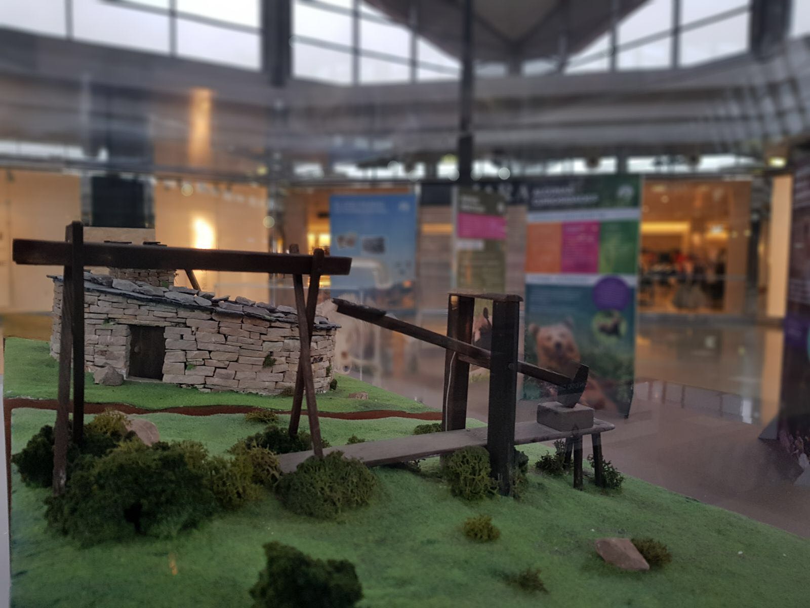 Unas 30.000 personas visitan la exposición 'Sigue la huella del oso' en intu Asturias