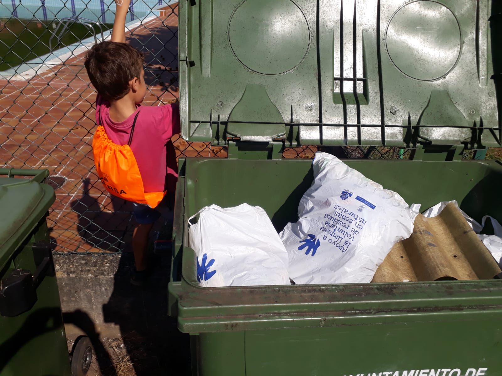 Jornada de voluntariado para limpiar un tramo de la Senda del Oso