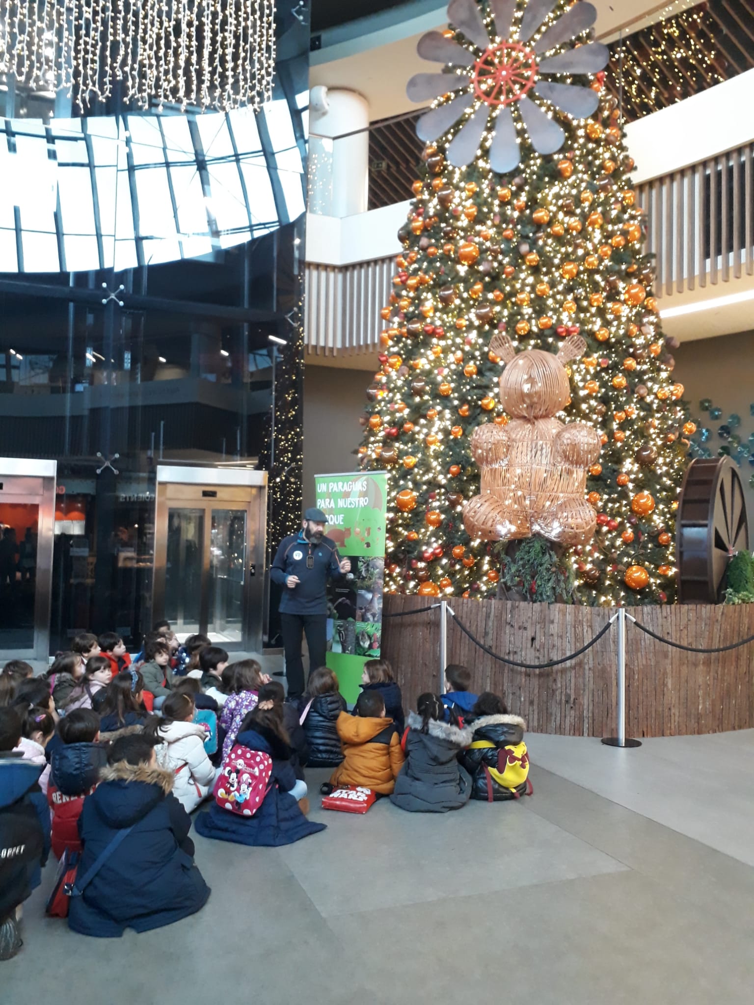 Unos mil escolares participan en “La Navidad del Oso” de intu Asturias