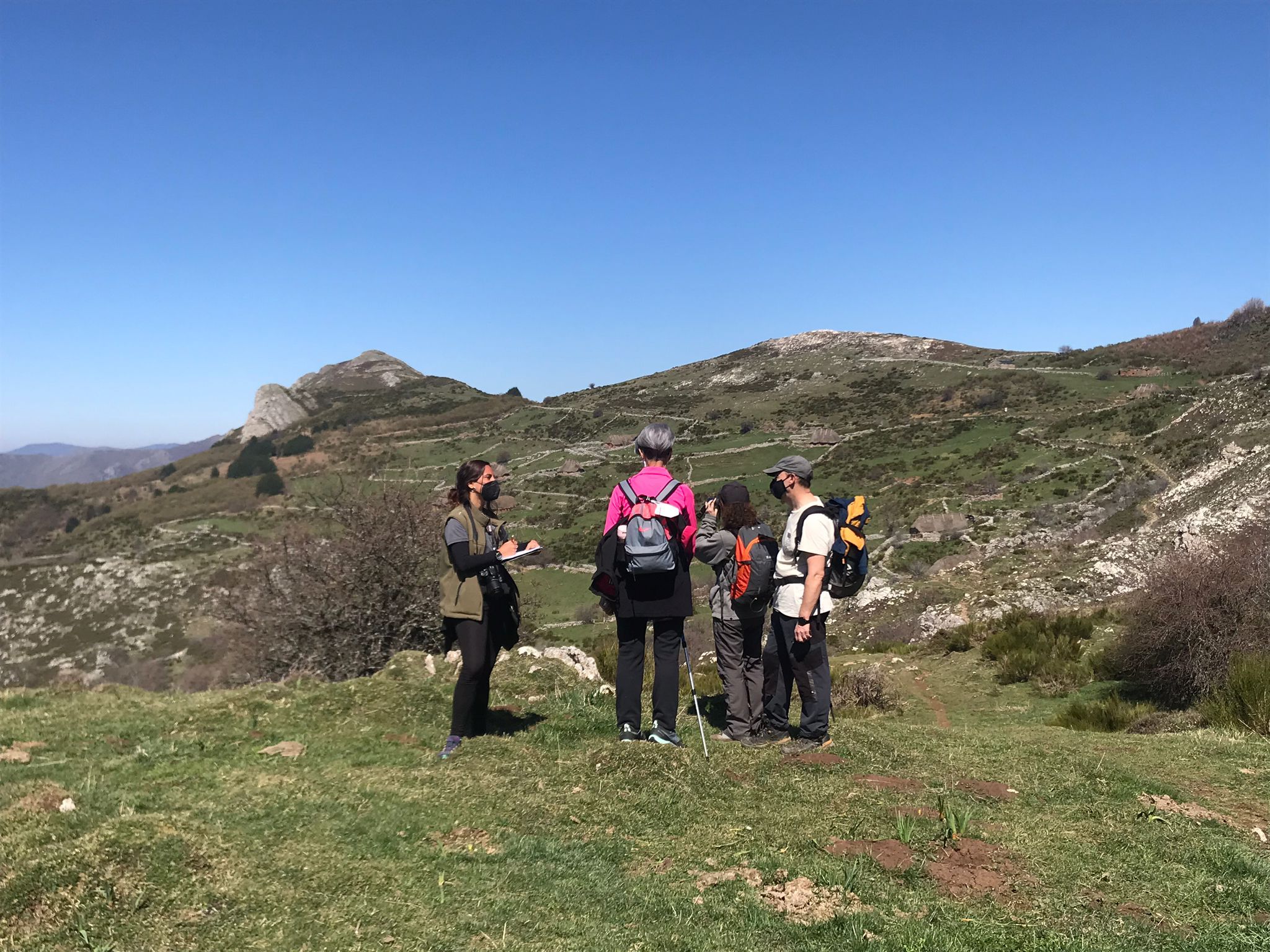 Cinco informadores ambientales de la FOA asesorarán a los visitantes en los enclaves naturales con mayor afluencia